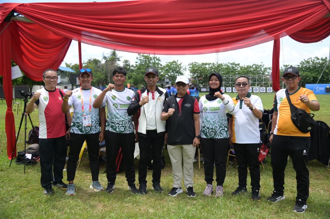 LANJUTKAN PRESTASI: Skuad panahan Kaltim berfoto bersama setelah melakoni partai final.