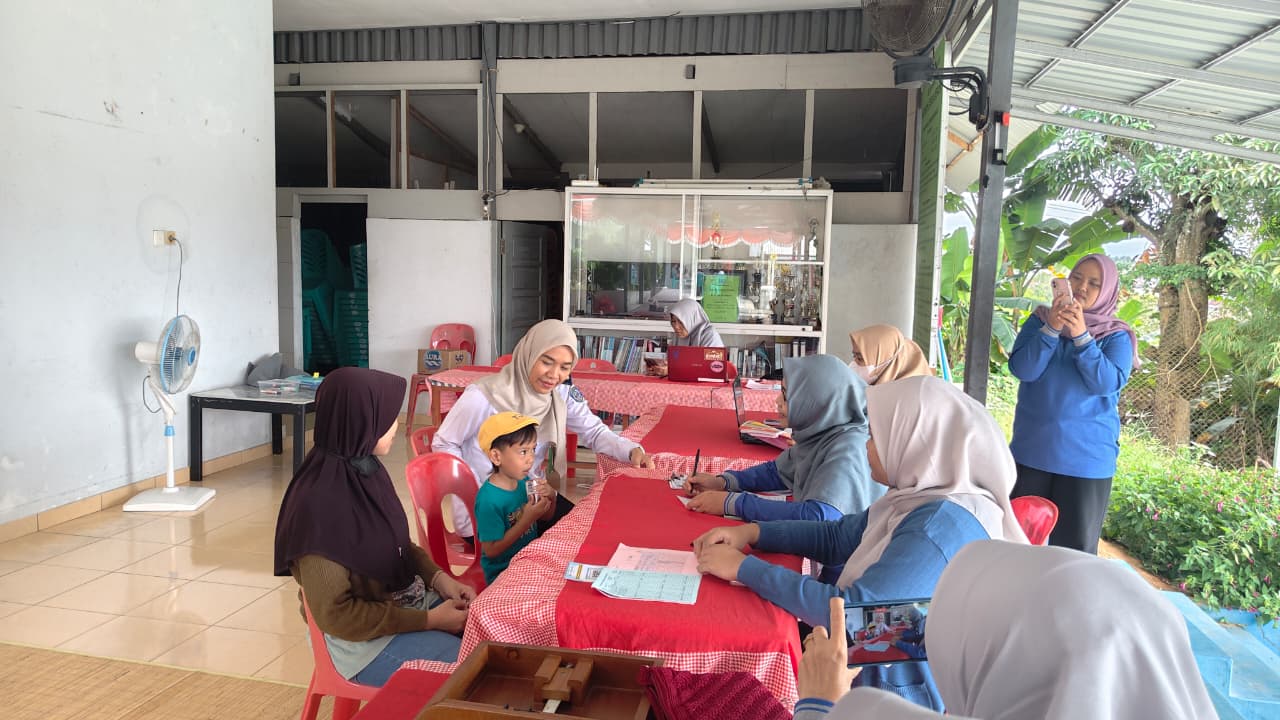 PENIMBANGAN: Balita di Kelurahan Belimbing menjalani proses pengukuran yang dilakukan oleh kader posyandu.