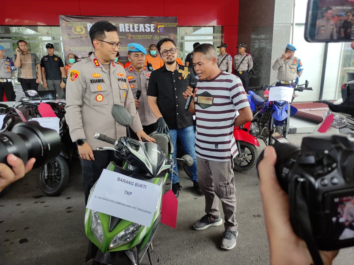 KEMBALIKAN: Kapolres Kutai Kartanegara AKBP Khairul Basyar (kiri) menyerahkan sepeda motor hasil curian ke pemiliknya saat konferensi pers Operasi Jaran Mahakam 2025 di Mapolres Kukar, Jumat (7/11).