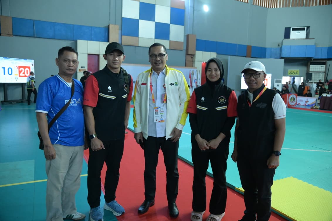 BERI SUPPORT: Plt Kadispora Kaltim Muhammad Faisal (tengah) berfoto bersama atlet silat Kaltim yang mengikuti Pelatnas SEA Games di Jakarta.