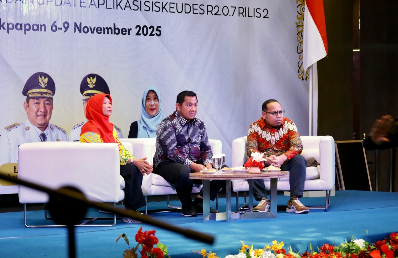 KELOLA UANG: Mudyat Noor (tengah) didampingi Tita Deritayati (kiri) memberi arahan Bimtek Implementasi Coretax DJP dan Update Aplikasi Siskeudes R2.0.7 Rilis 2, di Hotel Grand Jatra Balikpapan.