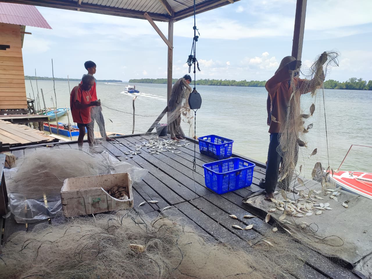 Kampung Nelayan Merah Putih ditetapkan di Desa Lori Kecamatan Tanjung Harapan oleh pemerintah pusat.
