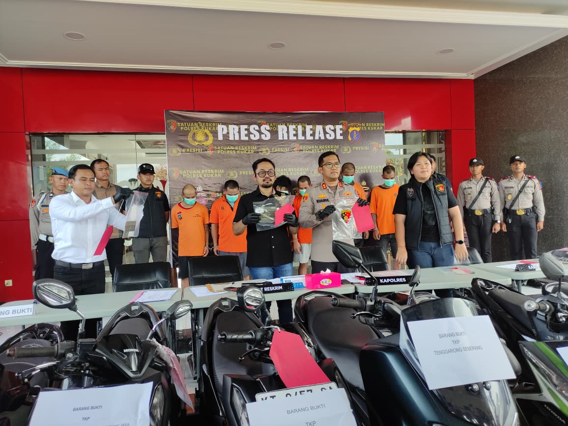 Kapolres Kutai Kartanegara AKBP Khairul Basyar bersama jajaran Satreskrim menunjukkan barang bukti 7 kasus pencurian kendaraan bermotor dalam Operasi Jaran Mahakam 2025, Jumat (7/11) di Tenggarong.