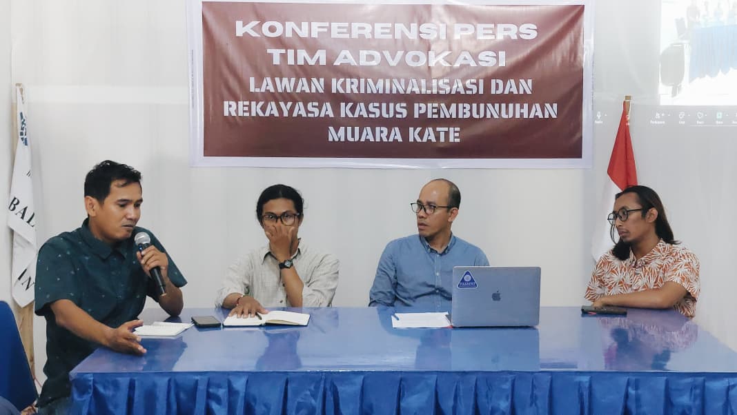 BELA MISRAN: Konferensi pers Tim Advokasi Lawan Rekayasa Kasus Pembunuh Warga Muara Kate di Kantor PBH Peradi Balikpapan, Jumat (7/11). (PAKSI/KP)