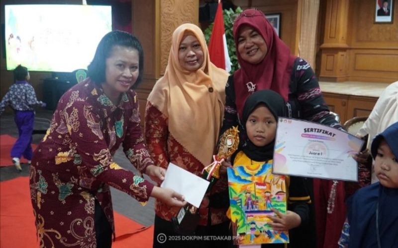 ADU KREATIF: Ketua DWP PPU Riawati Khoiriah Tohar (tengah) bersama pemenang lomba mewarnai HUT ke-26 DWP.