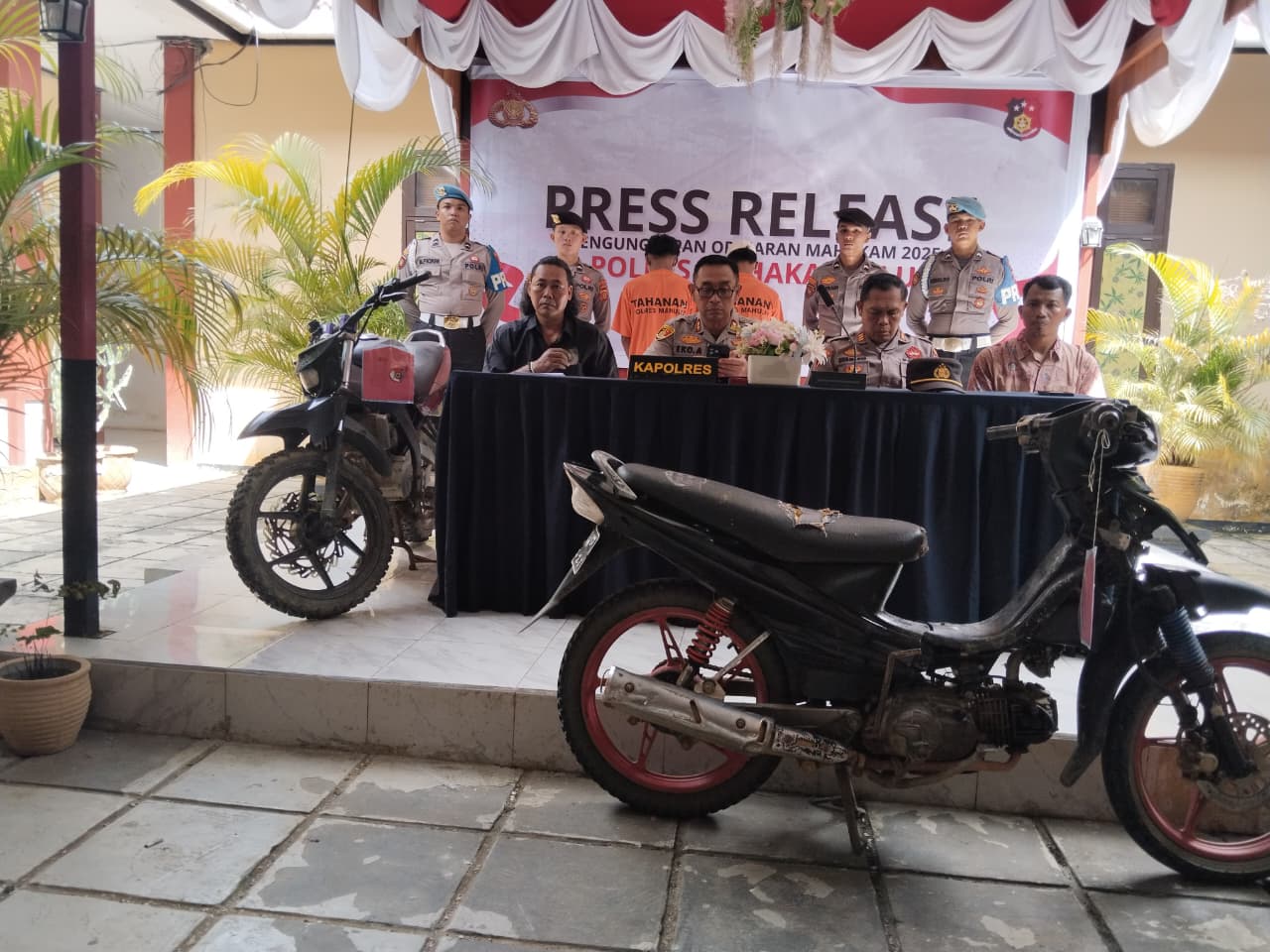 Kapolres Mahulu AKBP Eko Alamsyah (dua kiri) saat menampilkan dua orang tersangka beserta barang bukti saat mengikuti press release serentak secara daring, di Mapolres Mahulu, Jumat (7/11).