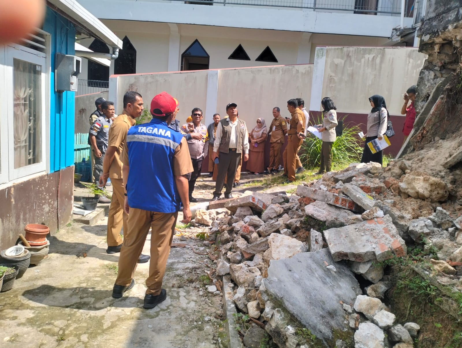 PANTAU: Monitoring dan peninjauan pascabencana pergerakan tanah atau longsor di Puskesmas Sumberjo, Kecamatan Balikpapan Tengah.