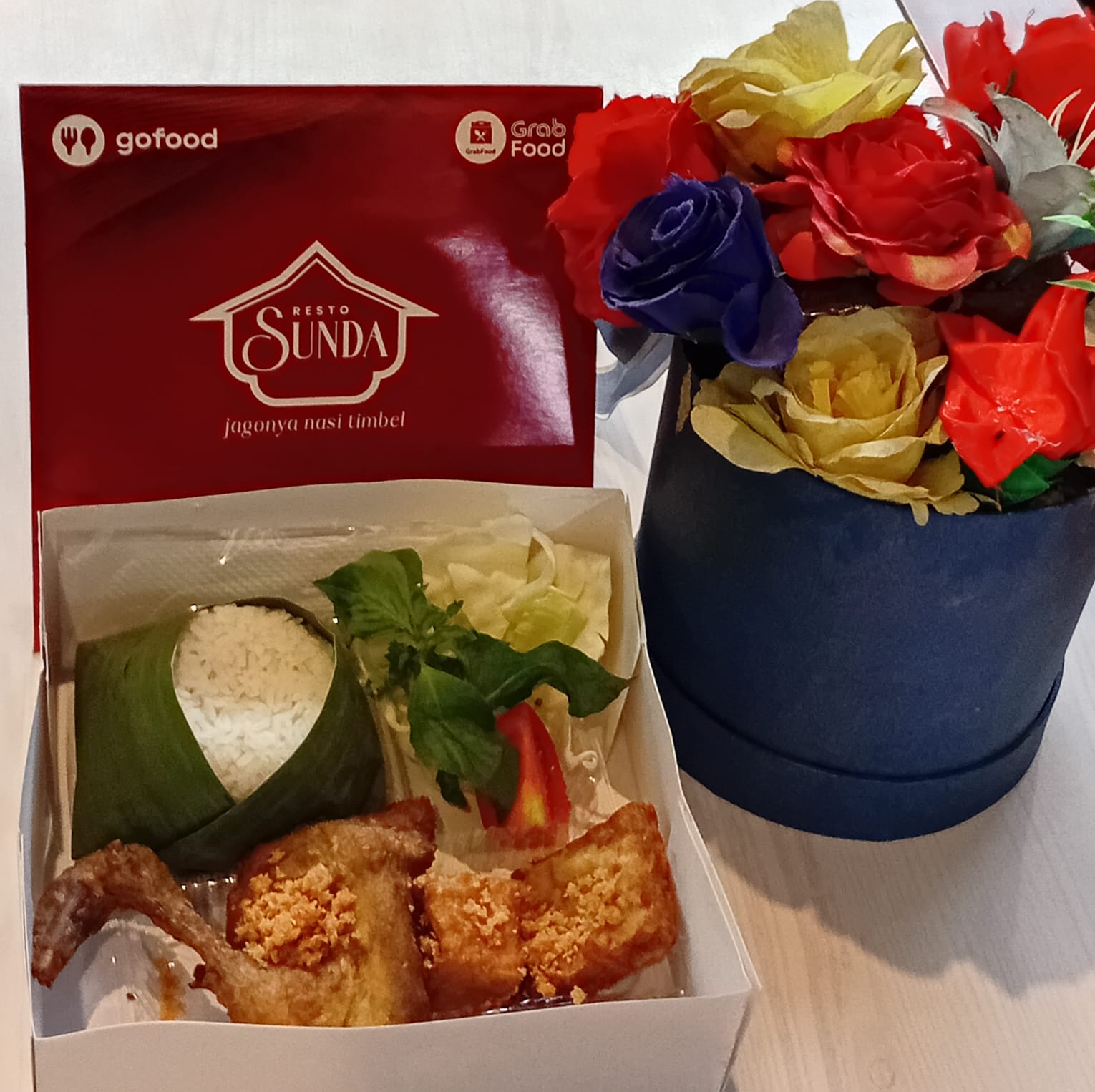 Resto yang terkenal dengan jargon Rajanya Nasi Timbel ini juga hadir dengan sajian nasi kotak yang lezat.  &nbsp;  &nbsp;