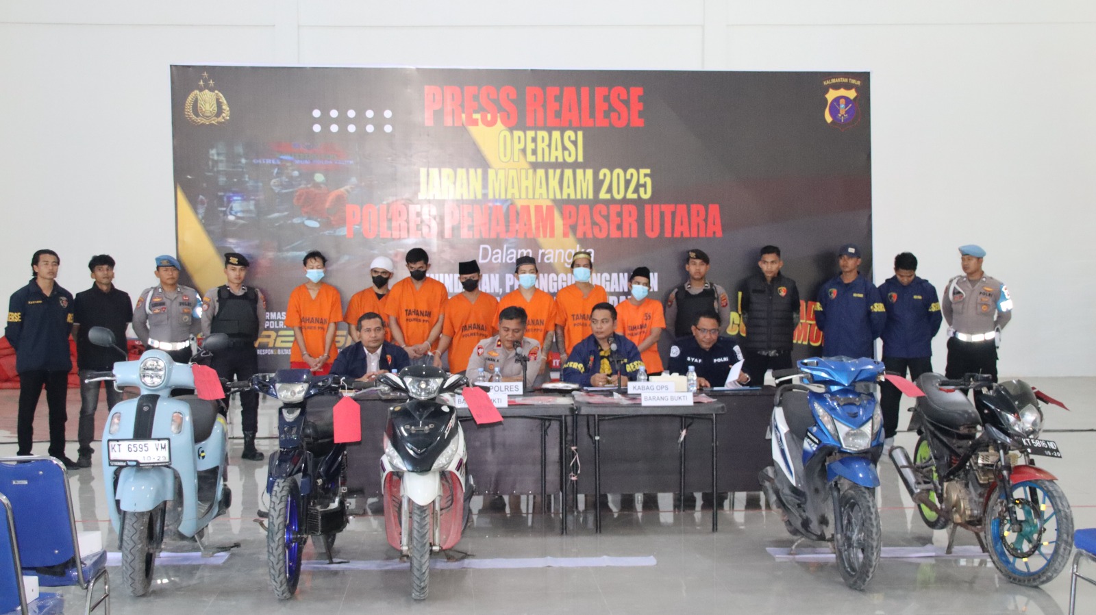 TERSANGKA: Polres PPU menggelar konferensi pers dengan menampilkan tersangka dan barang bukti yang tertangkap melalui operasi Jaran Mahakam 2025.