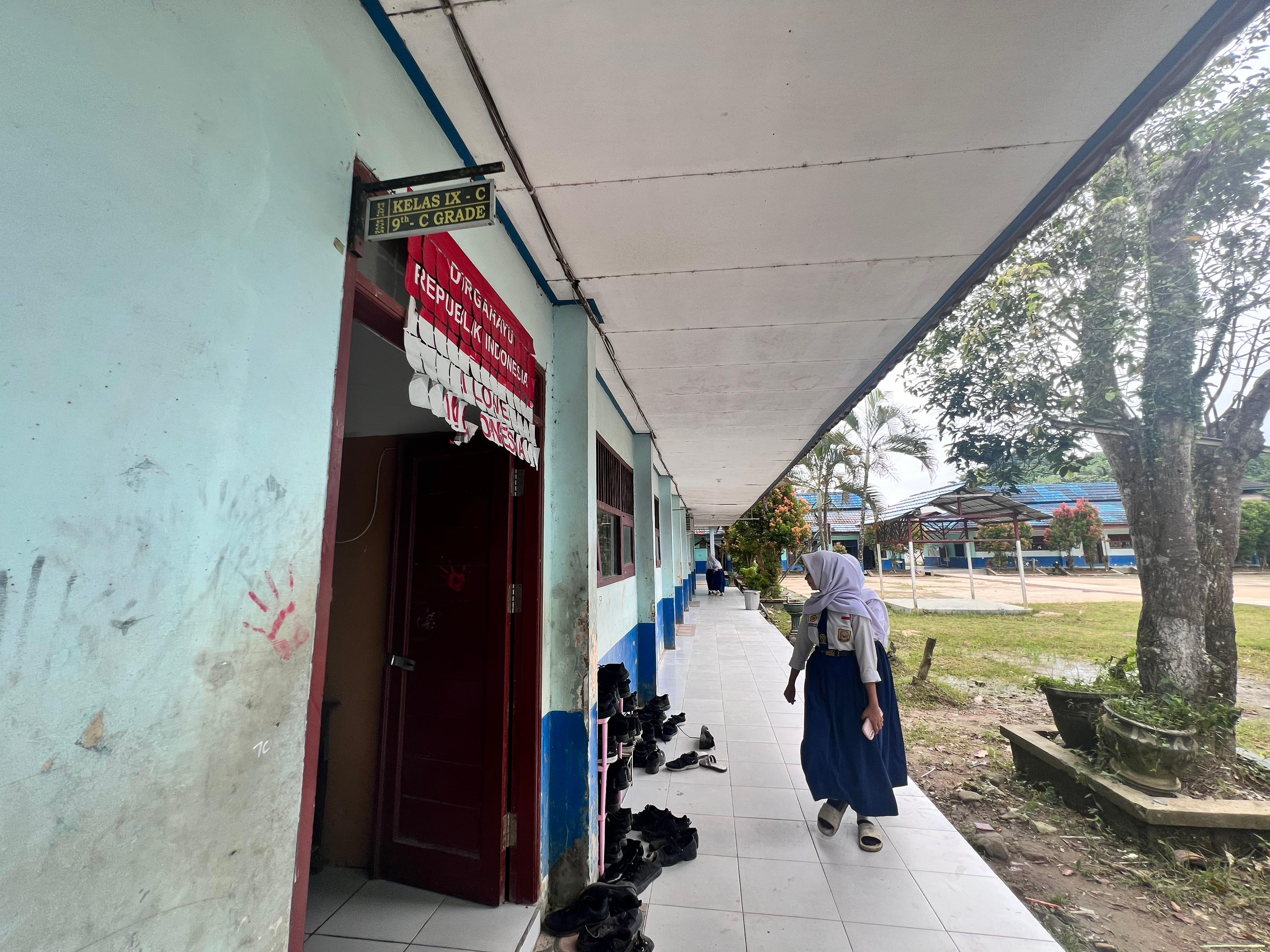 Beberapa siswa terlihat beraktivitas di selasar SMP 24 Samarinda Ulu beberapa waku lalu.  &nbsp;