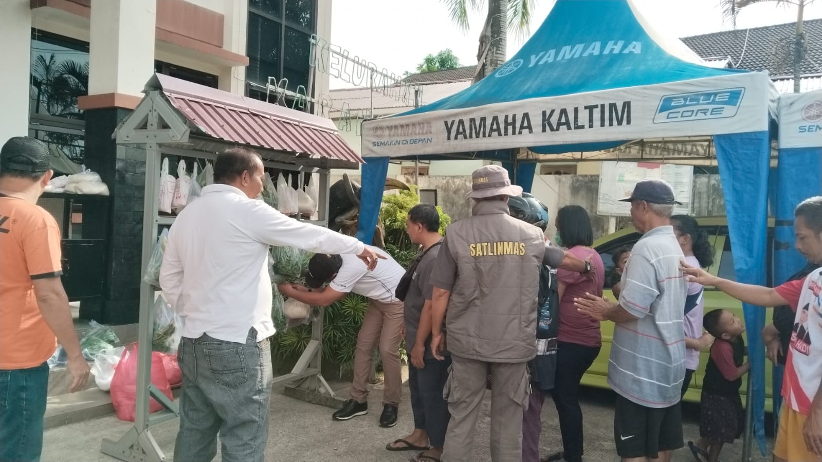 Kebutuhan sehari-hari ditaruh agar warga sekitar dapat mengambil seperlunya.