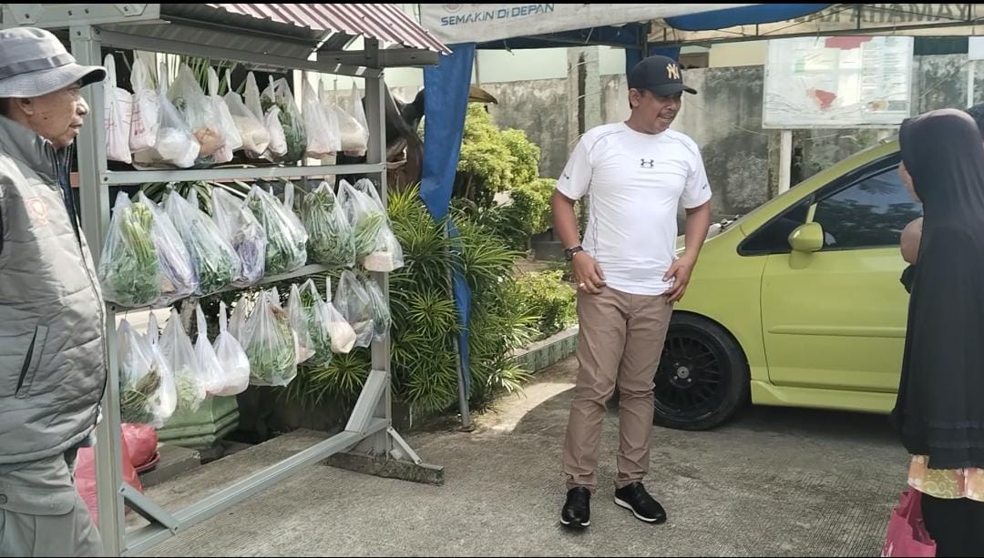 Lurah Karang Rejo beserta staf kelurahan mendapat giliran mengisi spot halte sedekah di kantor kelurahan.