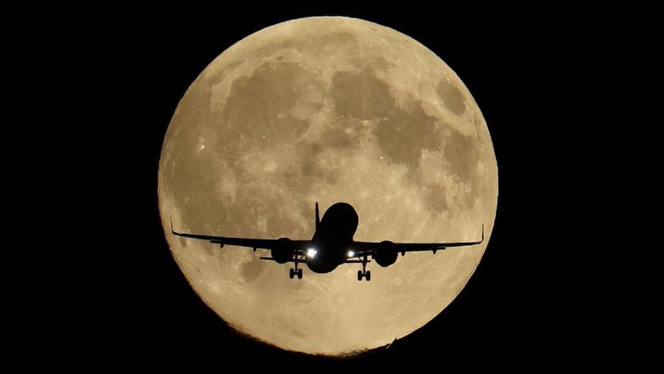 LANGKA: Sebuah pemandangan langka terekam di langit London pada 6 Oktober 2025: sebuah pesawat penumpang terlihat melintas di hadapan supermoon.