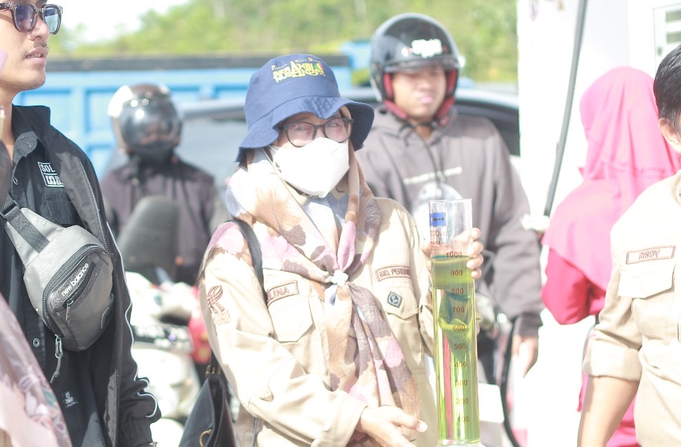 UJI SAMPEL: Kabid Perdagangan KUKM Perindag PPU Marlina memperlihatkan kelayakan uji sampel BBM jenis solar di SPBU Nipah-Nipah dalam kondisi aman dan tidak mengandung air.