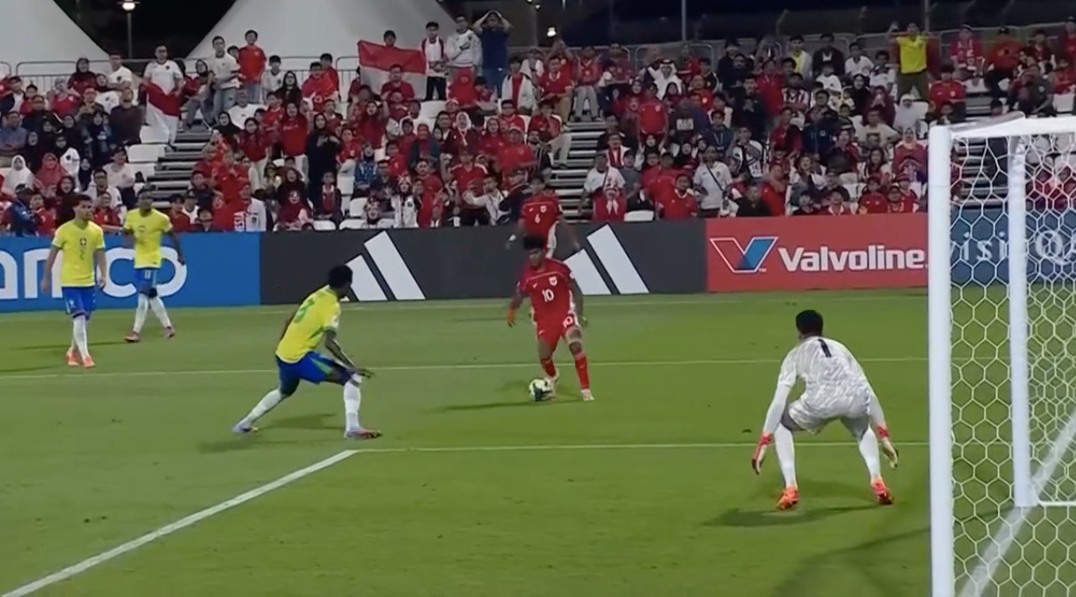 Hasil Brasil U-17 vs Indonesia U-17 berakhir 4-0. Tampak Alberto mencoba peluang menembak dari sisi kanan gawang Brasil.