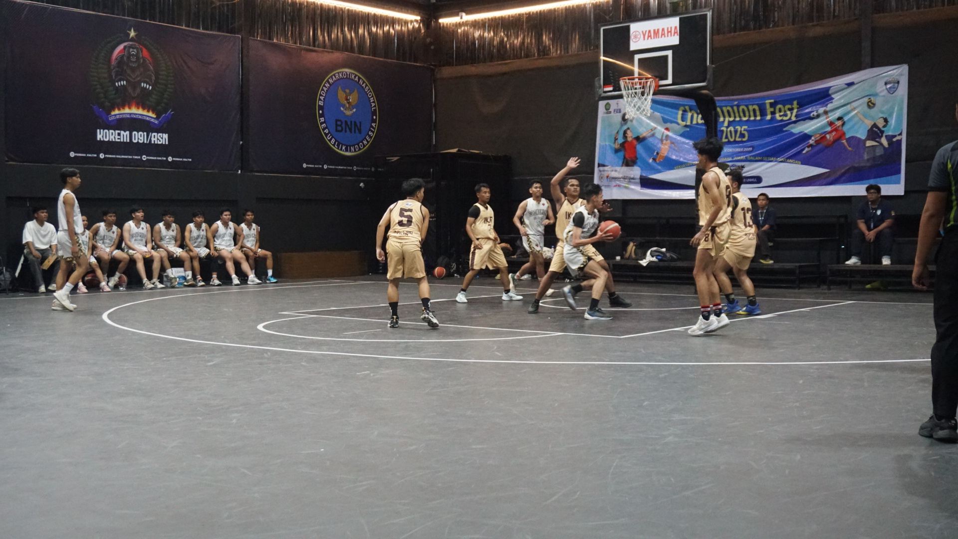 AKTIF: Pertandingan basket menjadi satu dari lima cabang olahraga yang dihelat dalam rangkaian Champion Fest garapan UKM Olahraga FEB Unmul, beberapa waktu lalu.