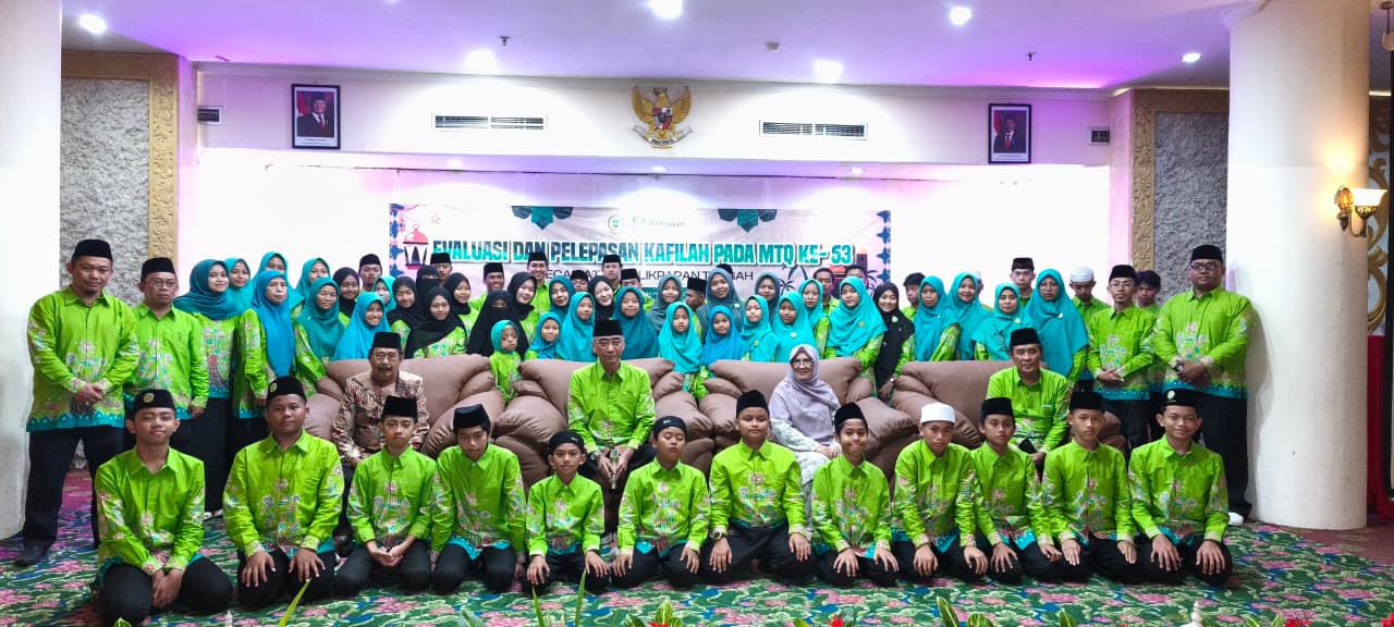 Camat Balikpapan Tengah Ariefdah Aida Kuntjoro memberikan motivasi kepada seluruh kafilah Balikpapan Tengah menuju MTQ ke-53 tahun 2025 di Kecamatan Balikpapan Utara.  &nbsp;