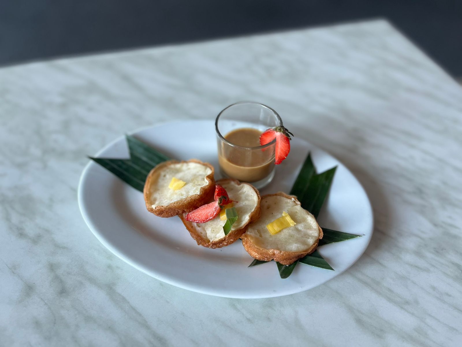 LOKAL: Sajian manis ini terbuat dari tepung beras singkong dan saus kinca berbahan gula merah serta santan. Teksturnya lembut dengan aroma khas tape singkong.