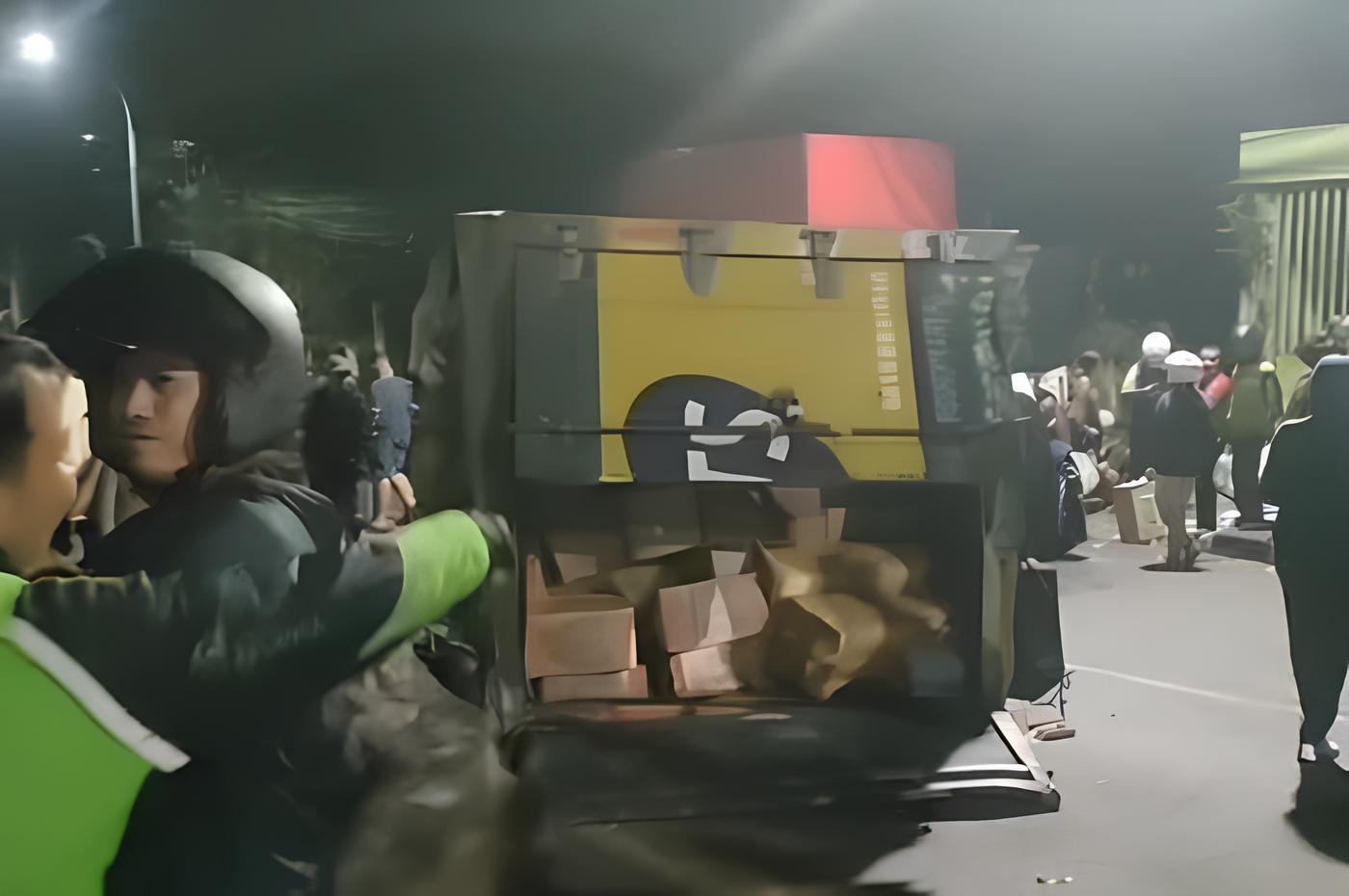 Insiden kecelakaan beruntun yang terjadi di kawasan Banyumanik, Semarang, Jawa Tengah, pada Jumat, 7 November 2025 malam