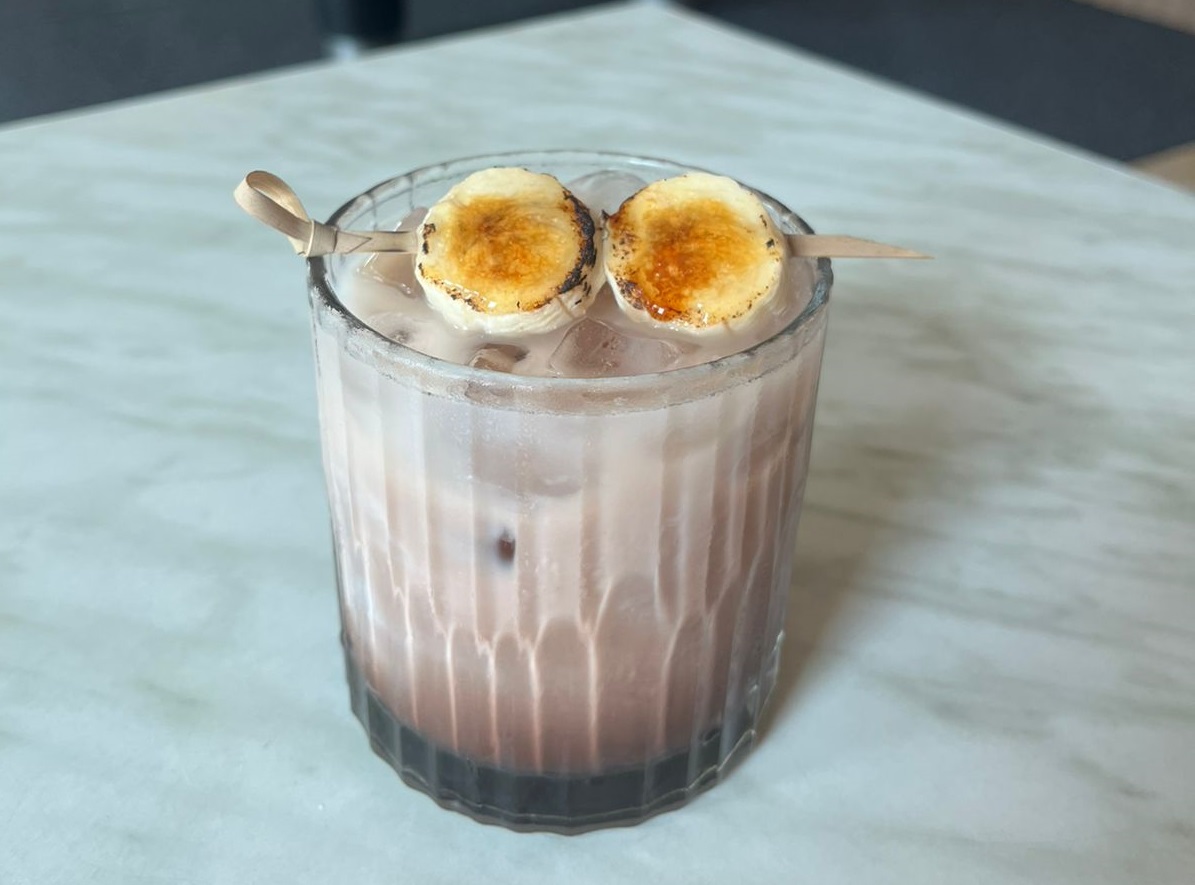 MANIS: Kombinasi cokelat, susu, dan sirup pisang dengan topping pisang caramel menawarkan rasa manis dan lembut. Cocok untuk anak-anak maupun pencinta minuman creamy.