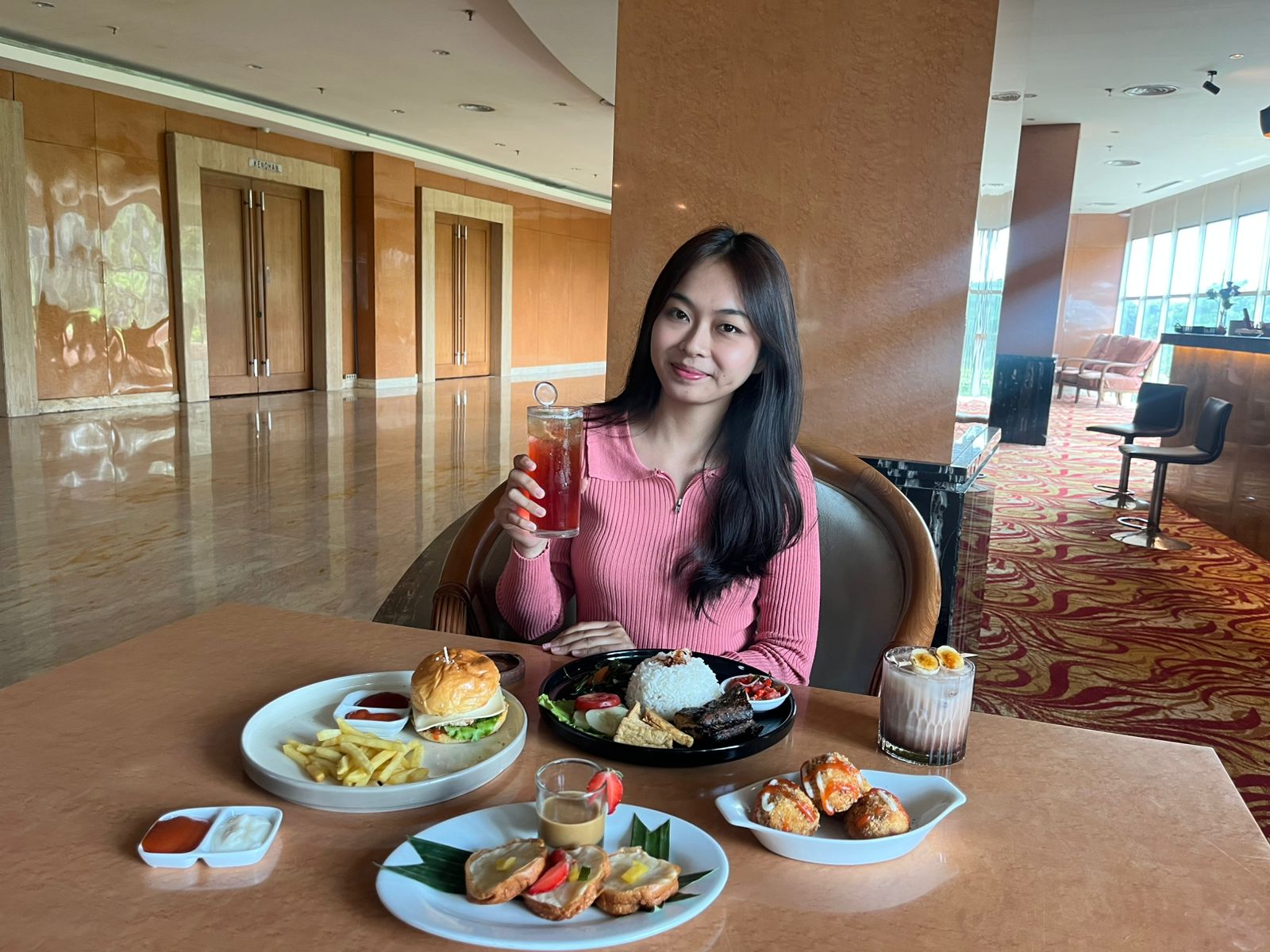 MENGGODA: Nikmati promo spesial bulan ini di Rajak Restaurant dan Premiere Lounge & Bar. Ada ikan tuna dabu-dabu yang pedas segar hingga manisnya apem selong kinca.