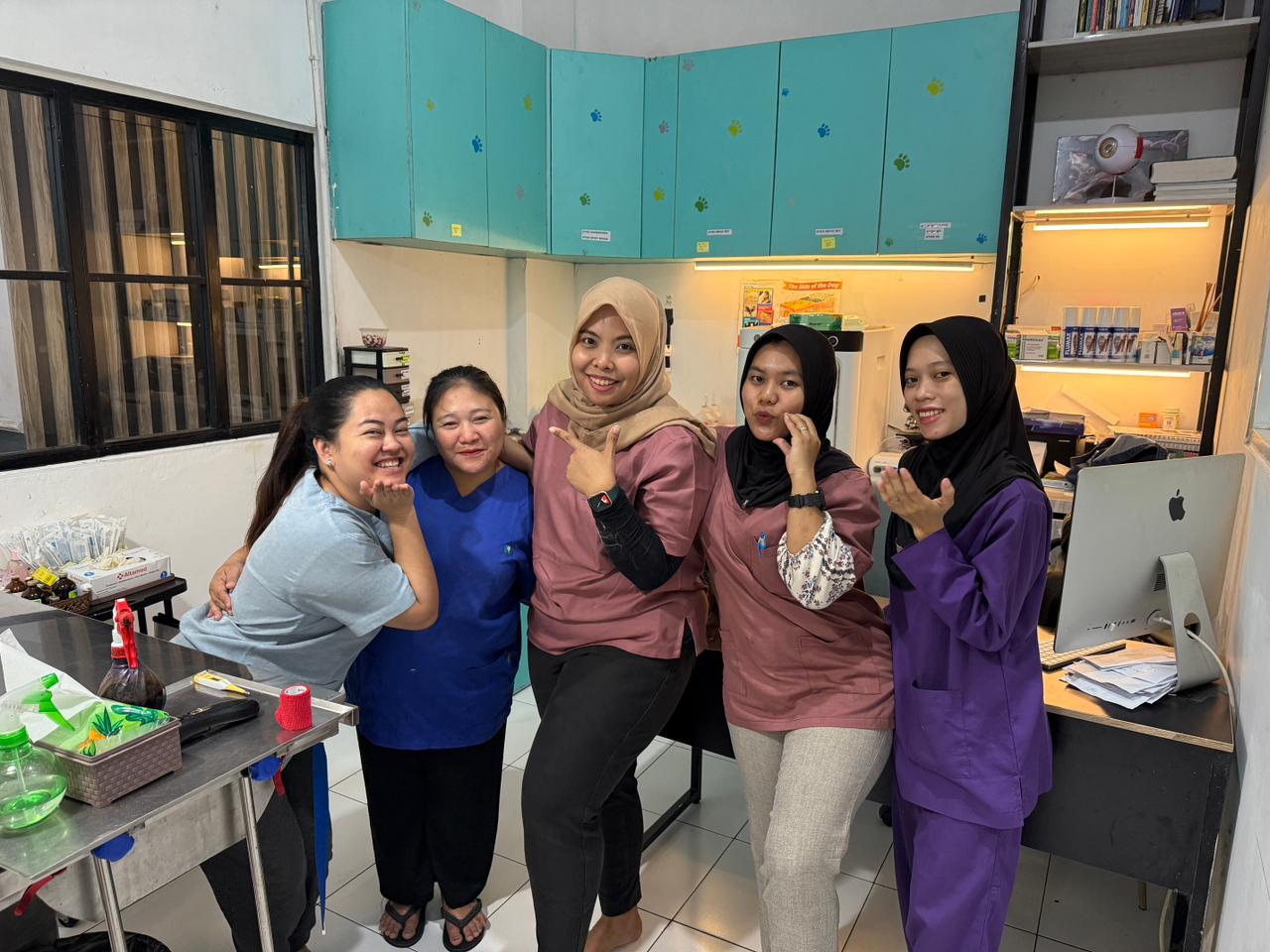 SEJAK 2018: Memutuskan membuka klinik sejak 7 tahun lalu, drh Intan (tengah) awalnya ragu dan bermodalkan tempat kecil. Kini telah memiliki empat cabang di Samarinda.