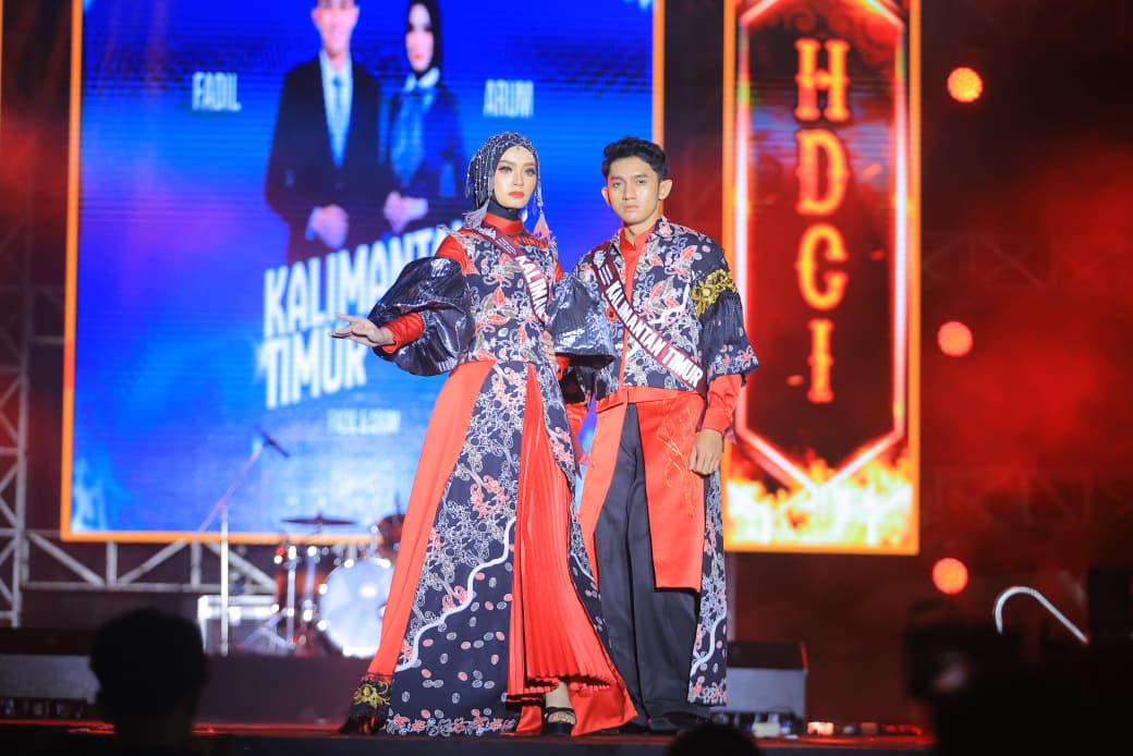 ELEGAN: Para pengisi event Fashion Show Balikpapan Fest 2025 tampil elegan dan memukau dengan busananya masing-masing.