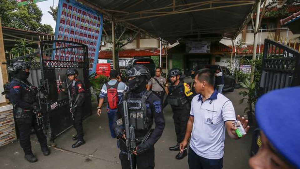 PENJINAK: Tim penjinak bom berjaga di pintu masuk SMAN 72 Jakarta pada 7 November 2025.