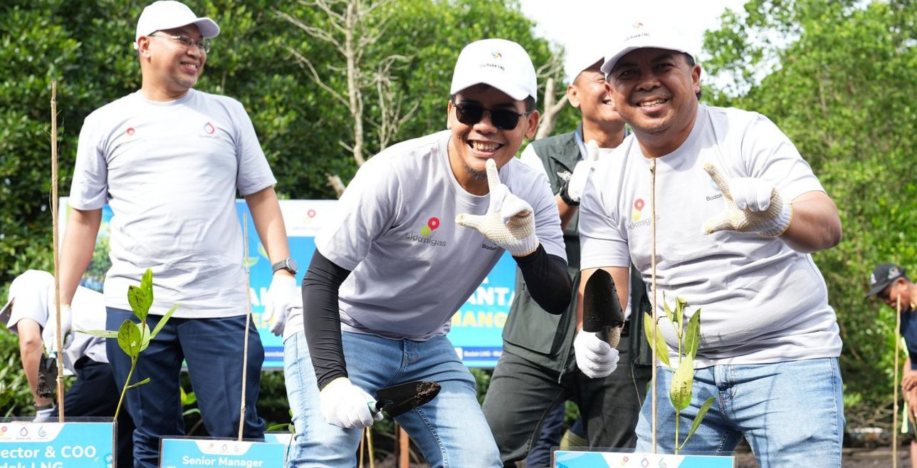 JAGA LINGKUNGAN: Wakil Wali Kota Bontang Agus Haris ikut melakukan penanaman mangrove di Berbas Pantai. FOTO: ADIEL KUNDHARA/KP