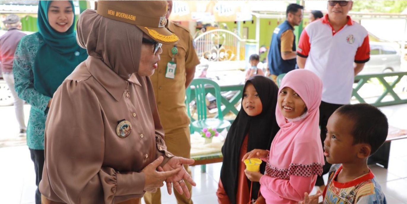 TURUN LANGSUNG: Wali Kota Bontang Neni Moerniaeni mendatangi Posyandu Perum PAMA Bontang Lestari pada saat operasi timbang serentak jilid kedua. FOTO: ADIEL KUNDHARA/KP