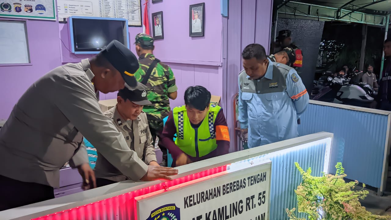 PENILAIAN: Poskamling RT 55 Berebas Tengah menjadi wakil kelurahan untuk berlaga di lomba tingkat kecamatan. FOTO: ADIEL KUNDHARA/KP