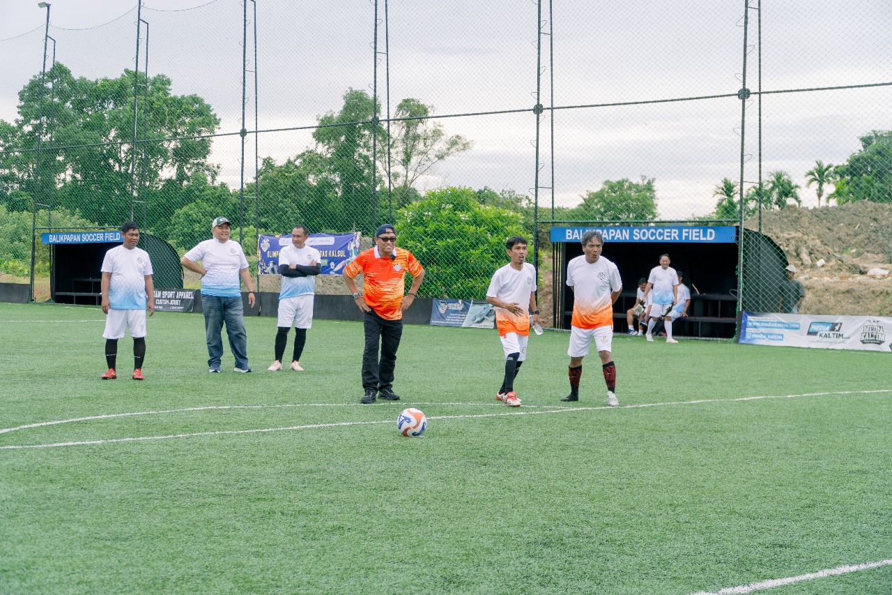 BUKA KEGIATAN: Kepala Perwakilan SKK Migas Kalsul, Azhari Idris yang menandai dimulainya Olimpiade Hulu Migas Tahun 2025 secara resmi dengan tendangan pertama sebelum laga pada cabor mini soccer.