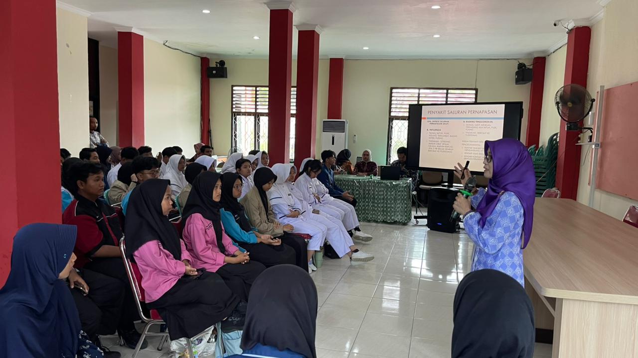 ANTUSIAS: Para siswa SMP dan SMA/SMK fokus mengikuti pelatihan yang digelar Puskesmas Gunung Sari Ulu.