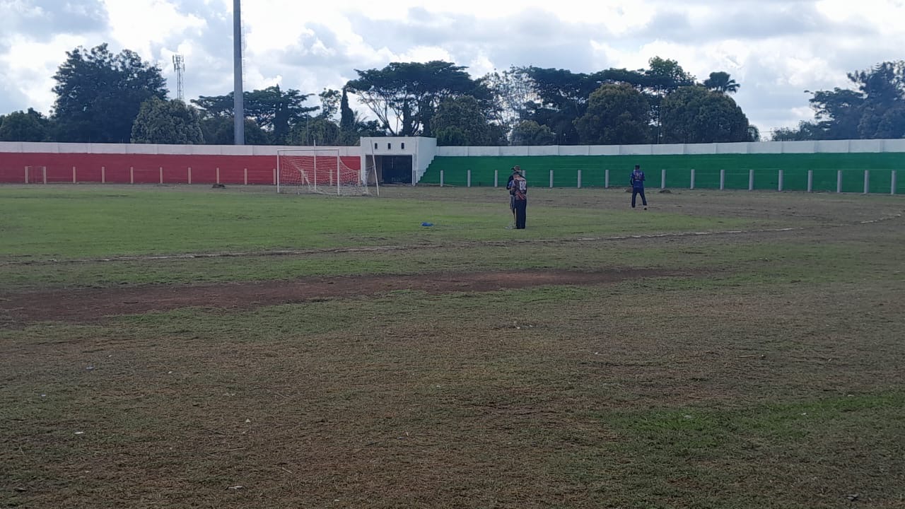 Sejumlah persiapan  dilakukan di Stadion Swalas  Gunaq untuk menggelar Bupati Cup.