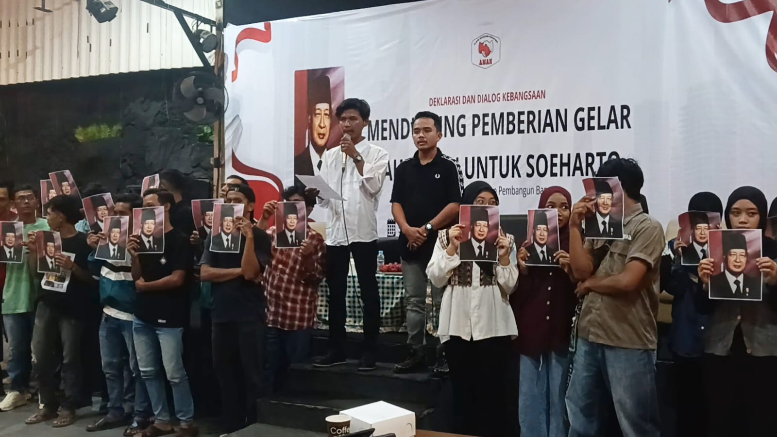 DEKLARASI: Sekretaris Jenderal AMAN Kaltim, Febri Wahyudi (tengah) mendeklarasikan pernyataan dukungan agar Presiden kedua, Soeharto dianugerahi gelar pahlawan nasional.