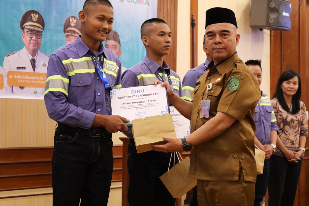 Asisten I Setkab Kukar Akhmad Taufik Hidayat saat menutup Pelatihan Basic Operator Batch 2.  &nbsp;