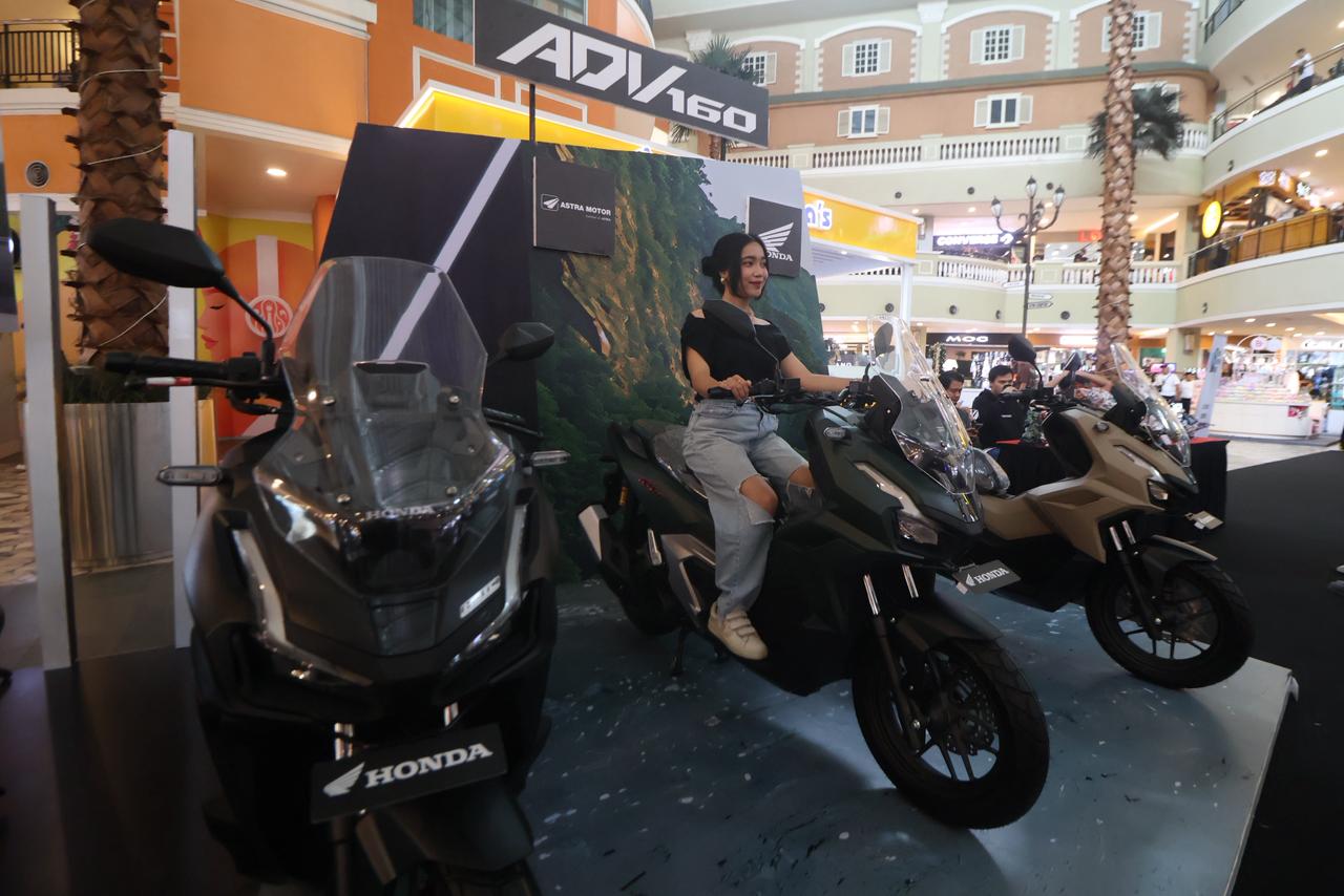 ELEGAN: Astra Motor Kaltim 1 resmi mengenalkan New Honda ADV160 untuk menjawab kebutuhan masyarakat yang aktif, dinamis dan gemar menjelajah dengan gaya urban adventure.