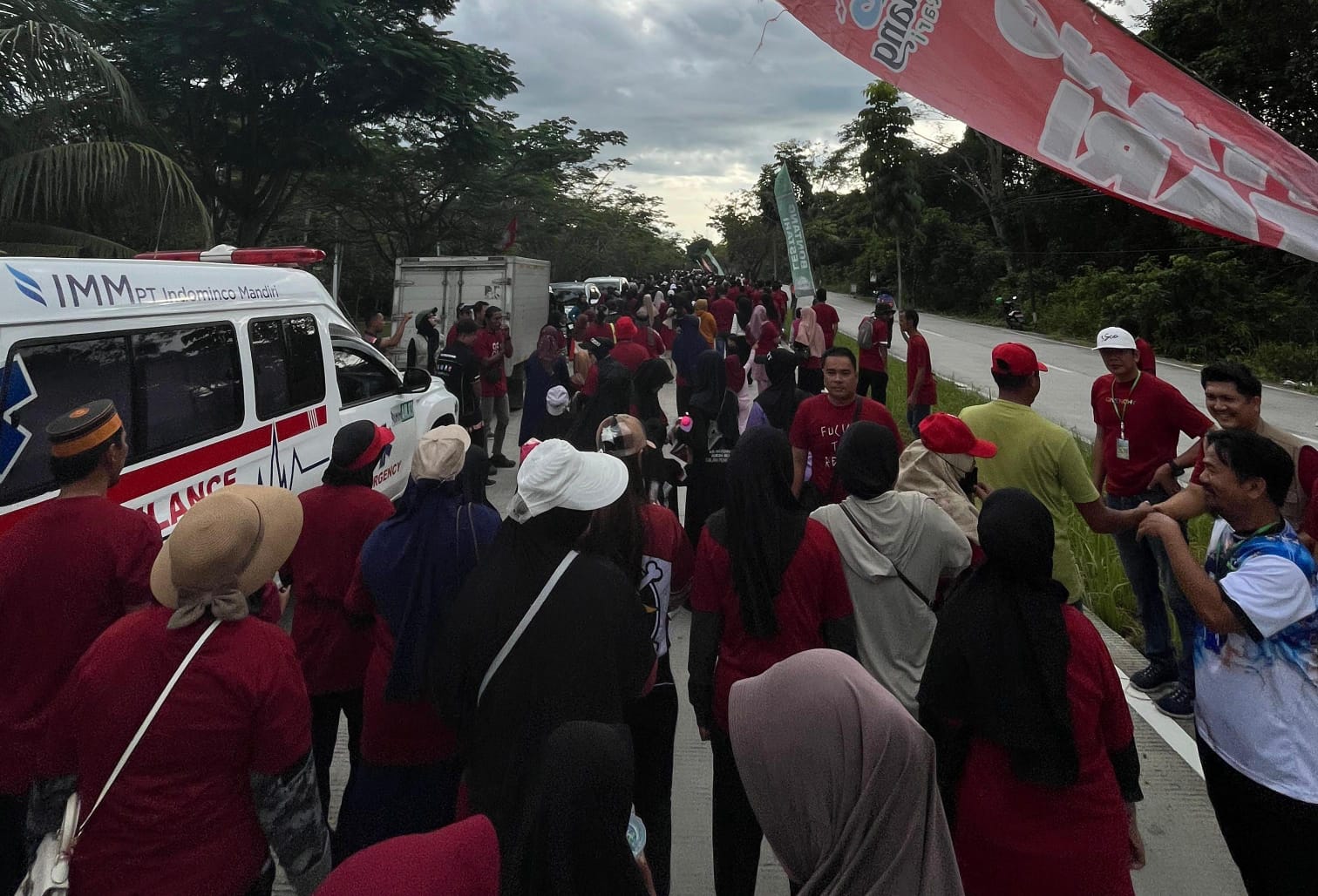 MERIAH: Kegiatan jalan sehat dilaksanakan oleh warga RT 12 Kelurahan Bontang Lestari.