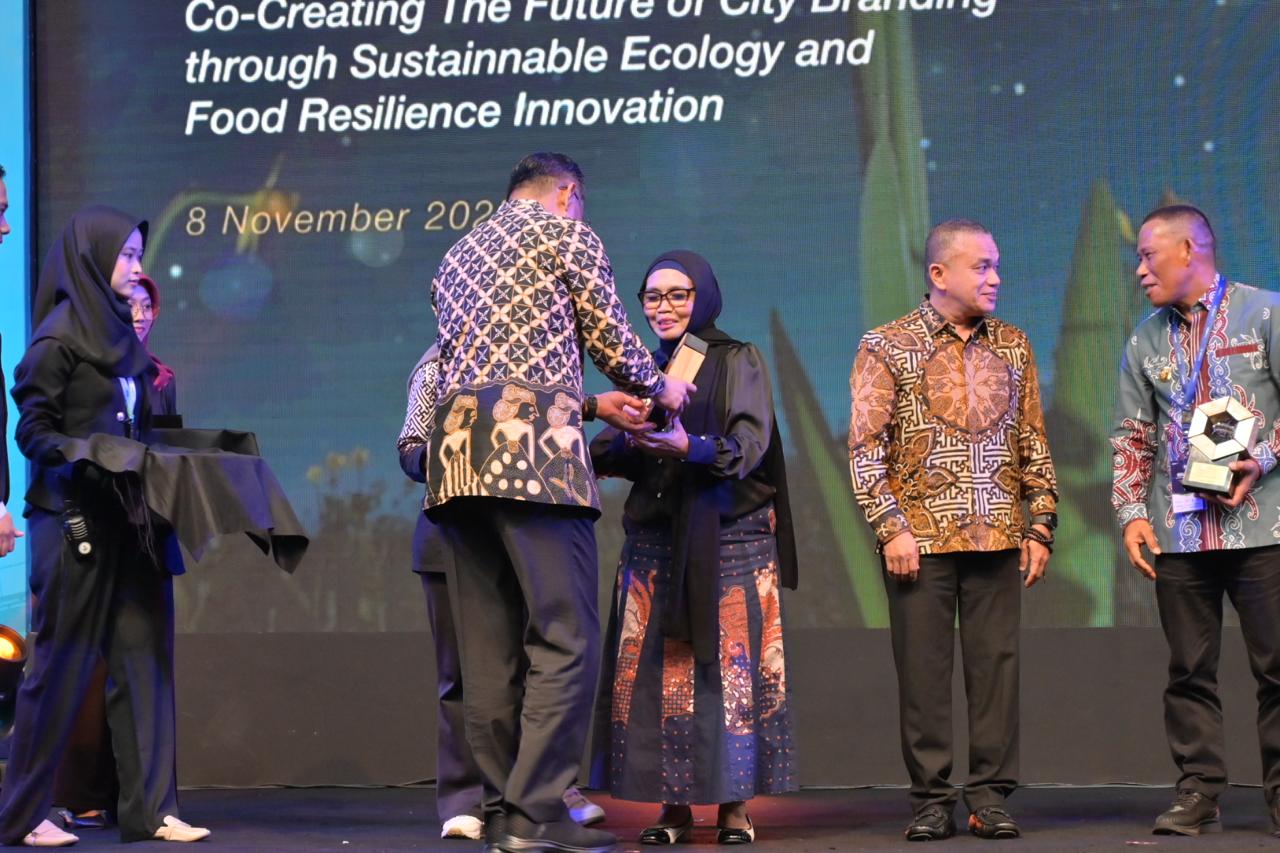TERIMA PENGHARGAAN: Wali Kota Bontang Neni Moerniaeni menerima penghargaan dalam ajang ajang Indonesia Smart Nation Award (ISNA) 2025. (ADIEL KUNDHARA/KP)