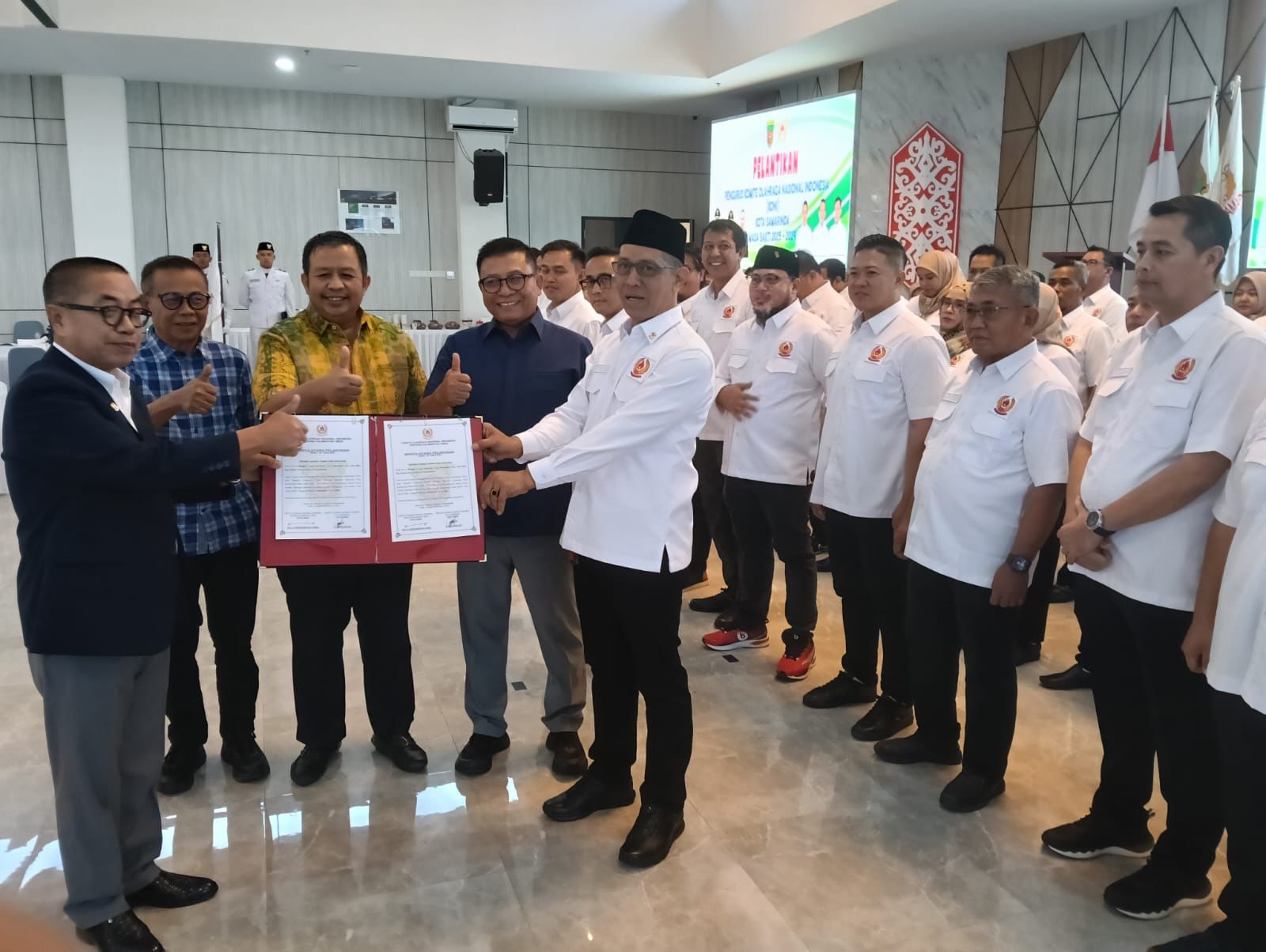 Ketua KONI Kaltim Rusdiansyah Aras (kiri) bersama Ketua KONI Samarinda Wahyudi HS saat pelantikan pengurus masa bakti 2025&ndash;2029 di Aula Kantor Baperida, Minggu (9/11).