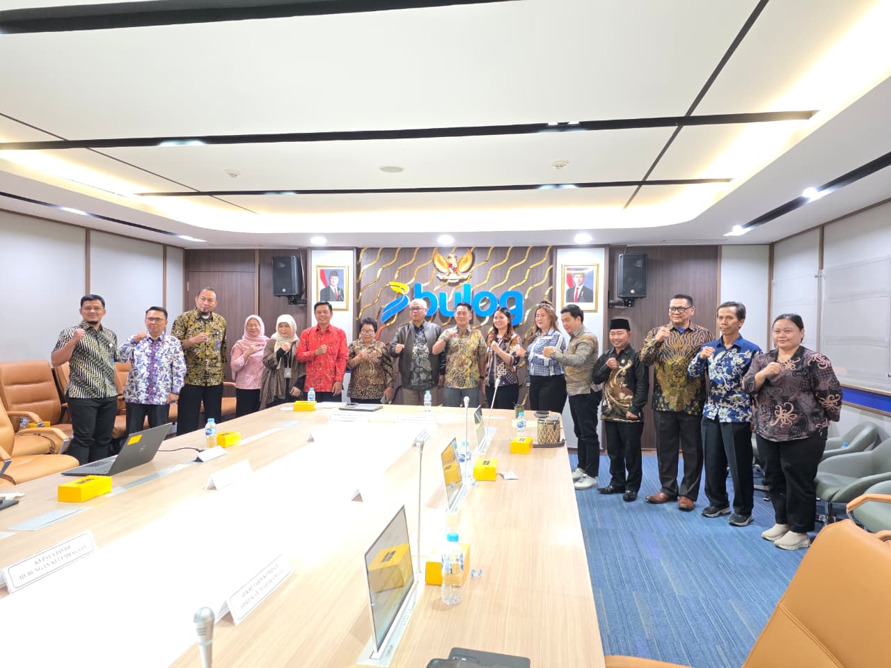 BERSIAP: Ketua DPRD Mahulu Devung Paran (ketujuh kanan) beserta anggota DPRD Mahulu abadikan momen bersama usai audiensi dengan Bulog di Jakarta.