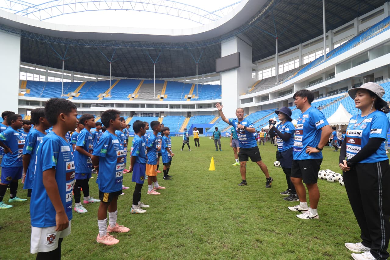 Pelatih Ventforet Kofu puji semangat para peserta. (FOTO ANGGI PRADITHA/KP)