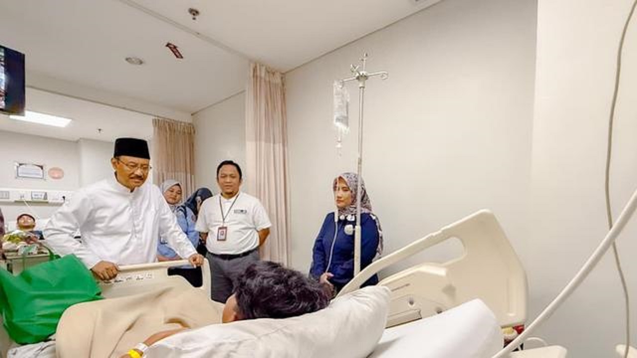 BESUK: Menteri Sosial, Gus Ipul, saat membesuk korban ledakan di SMAN 72 Jakarta.