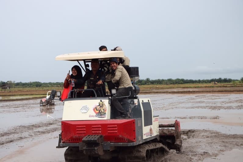 Petani PPU mendapat bantuan alsintan untuk mengoptimalkan pertanian daerah.  &nbsp;