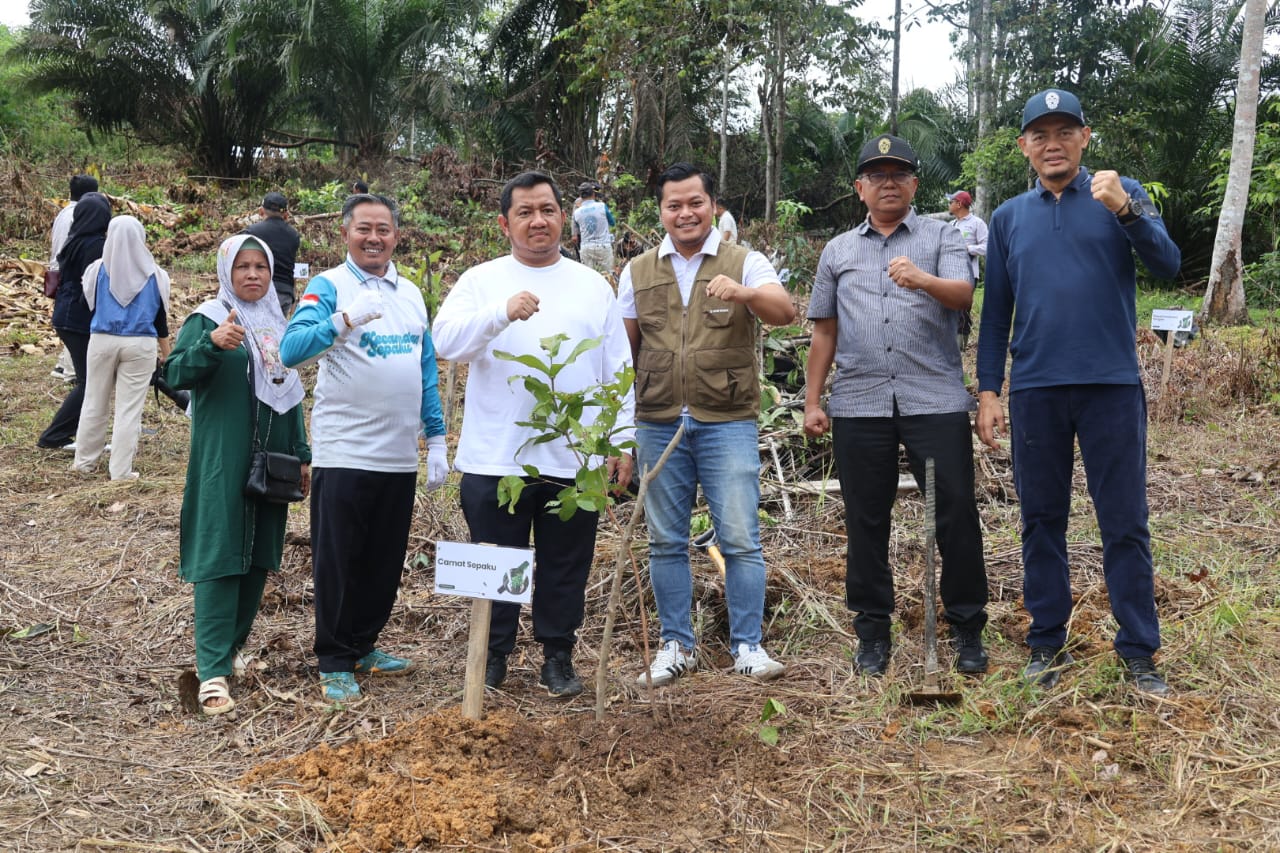 Mudyat Noor menghadiri acara penanaman dan pembagian bibit buah program FCPF di Desa Sukaraja, Kecamatan Sepaku.  &nbsp;