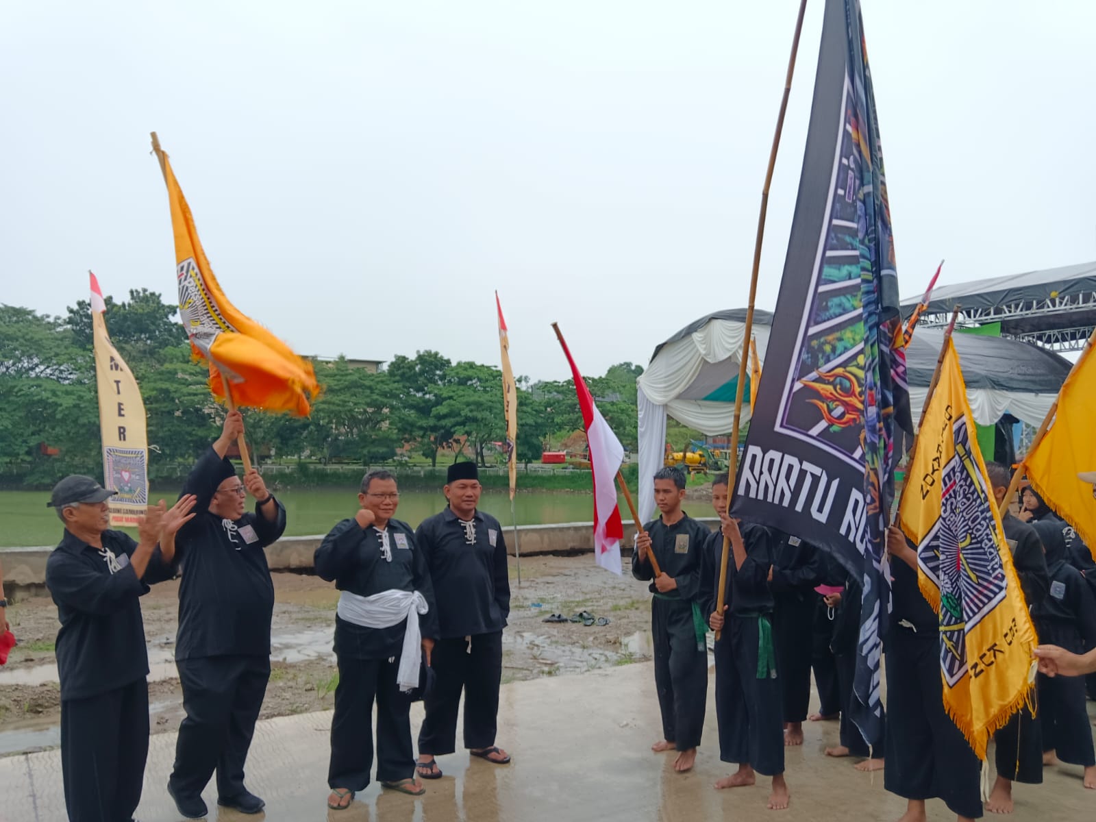 PELEPASAN: Ketua PSHT Cabang Samarinda, Bambang Setiyono (kedua kiri) dan Sutrisno (kedua kanan) saat melepas peserta jalan santai peringatan HUT ke-41 PSHT Samarinda Pusat Madiun.