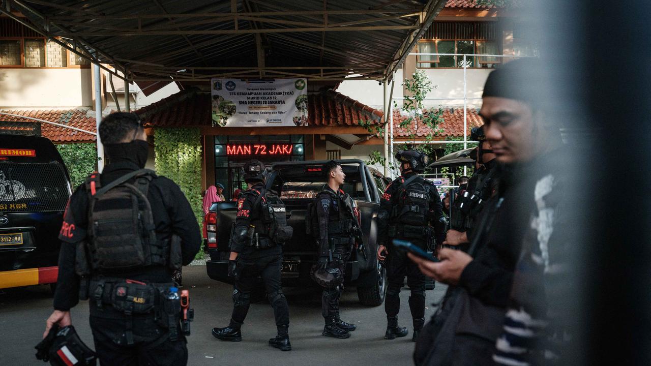 SELIDIKI: Hingga kini aparat kepolisian masih terus melakukan penyelidikan insiden ledakan di SMAN 72 Jakarta Utara.