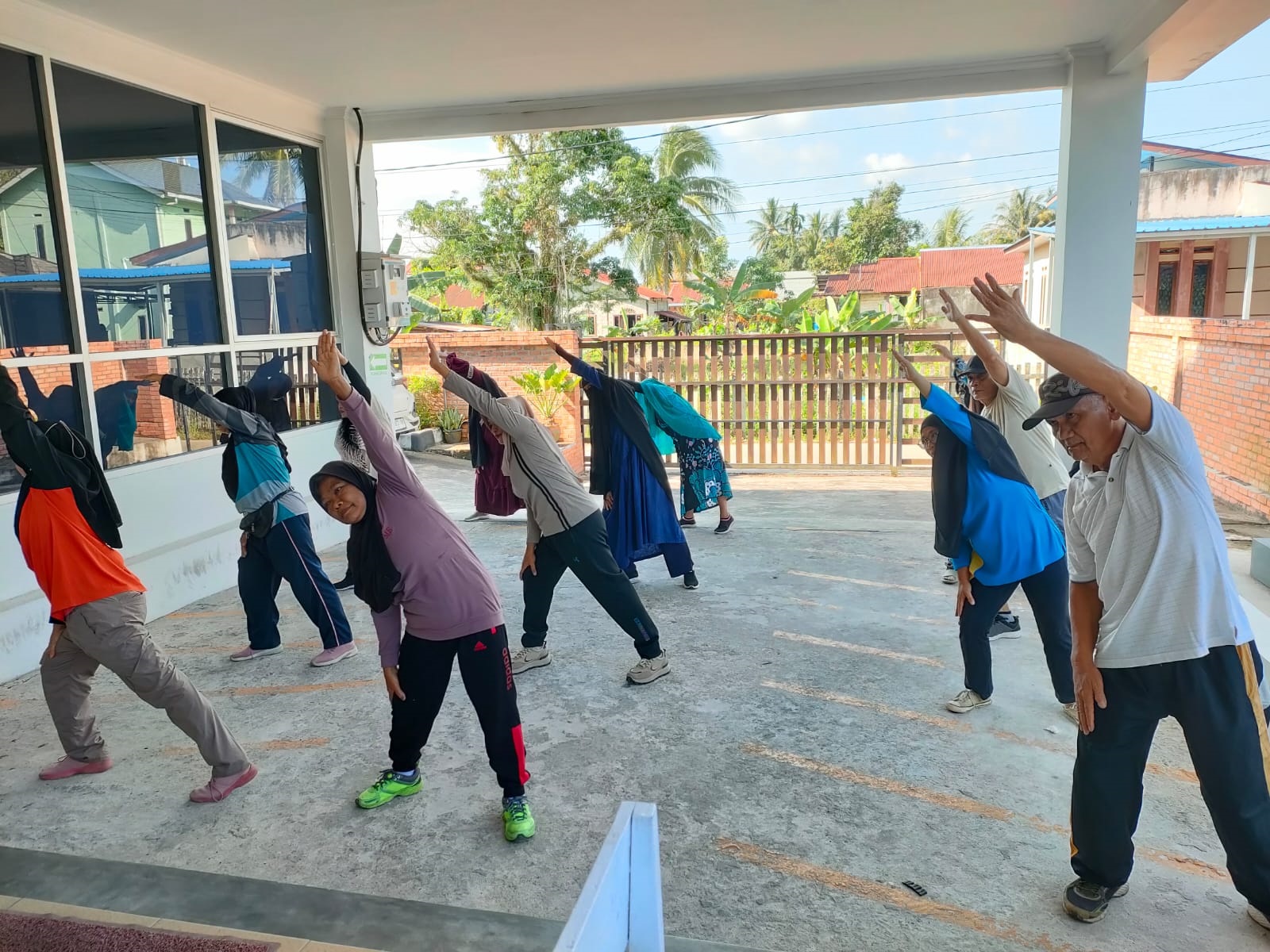 PROSEHAT: Kegiatan senam Prolanis dilakukan rutin oleh Puskesmas Lamaru agar pasien dapat menjalani gaya hidup sehat.