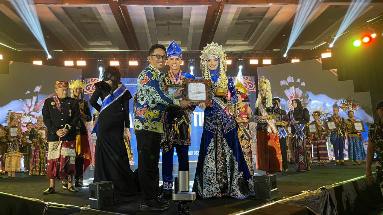 SUMRINGAH: Walikota Balikpapan Rahmad Mas&rsquo;ud menyerahkan penghargaan kepada Wakil DWI 2025 Provinsi Kaltim.