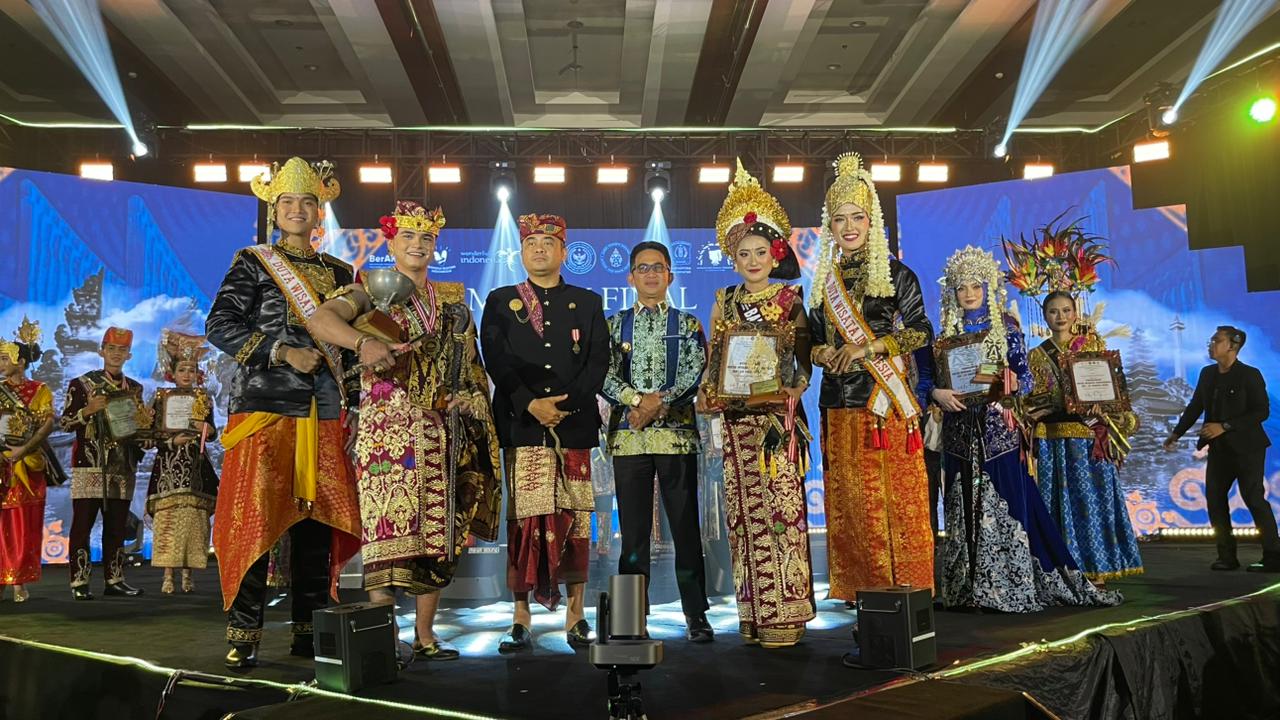PEMENANG: Pembina Yayasan Duta Wisata Indonesia Shri I Gusti Ngurah Arya Wedakarna didampingi Rahmad Mas&rsquo;ud menyerahkan penghargaan kepada Bali yang berhasil meraih Juara DWI 2025.